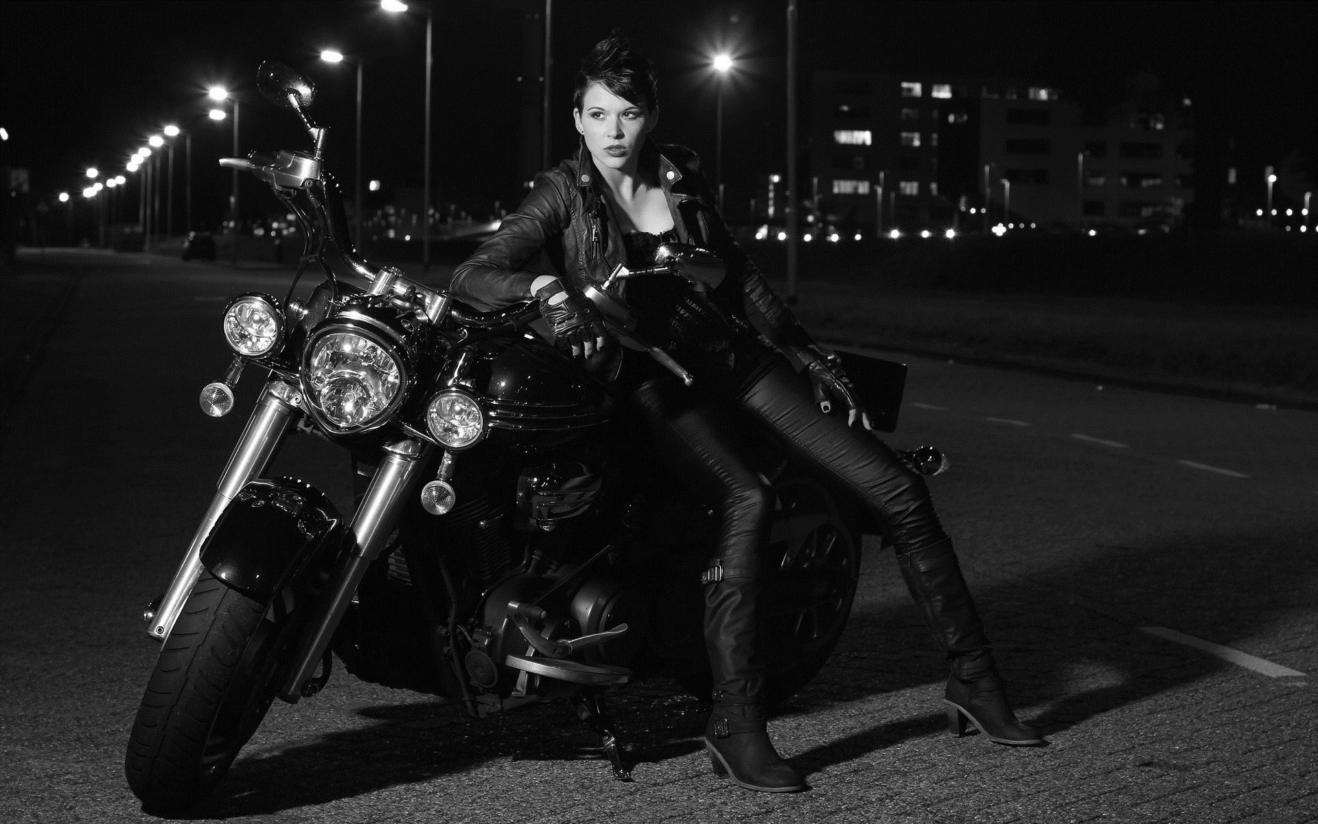 Photo Beautiful girls and motorcycles in Bangi