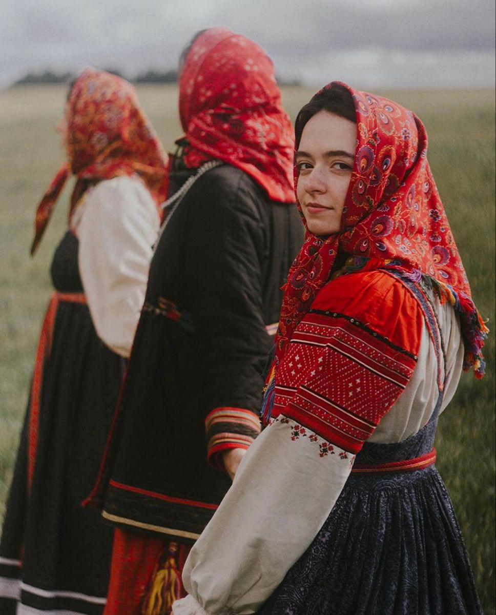 Women in Slavic costumes’s look of the day — catch her live in Bangi