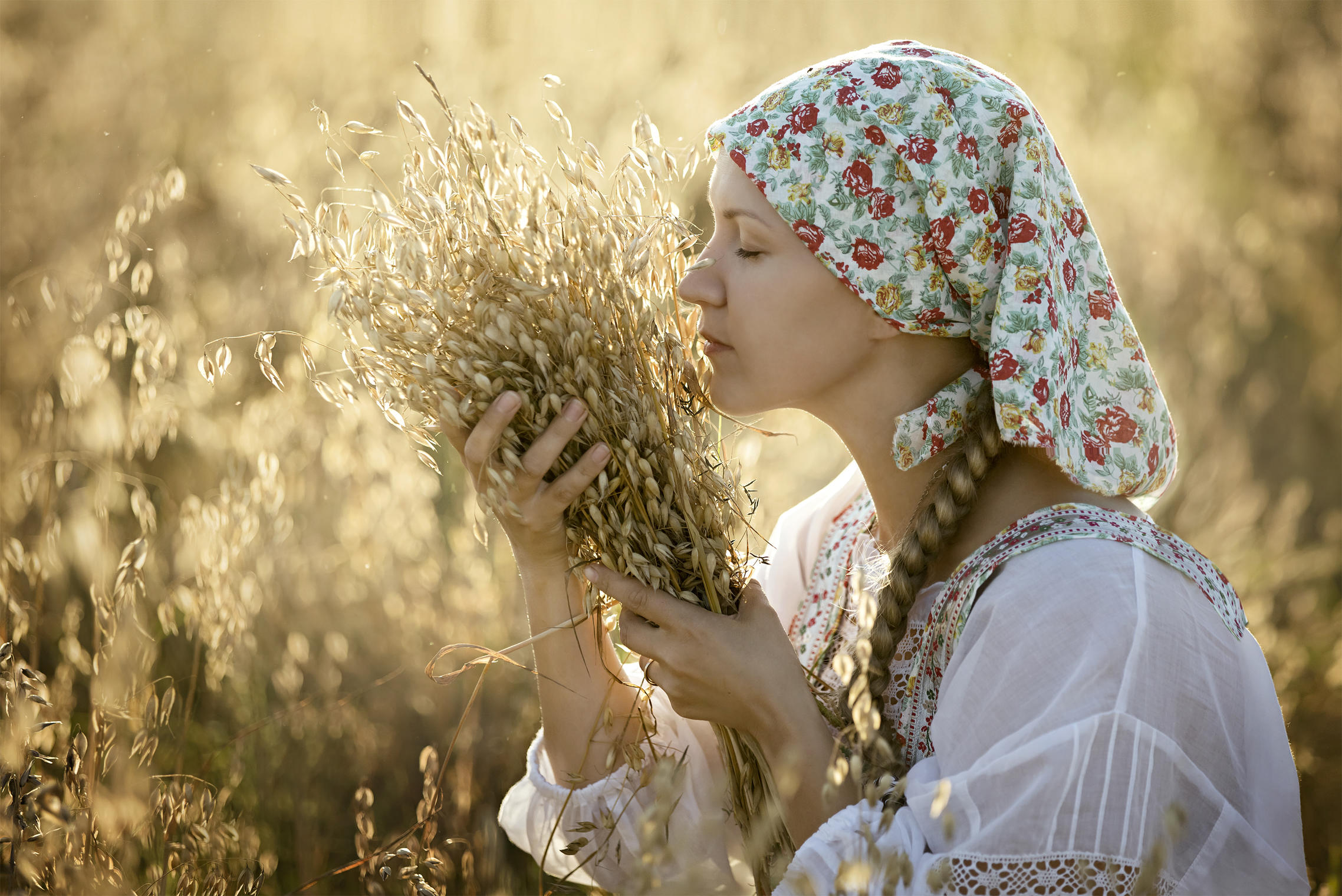 Photo Women in Slavic costumes in Bangi