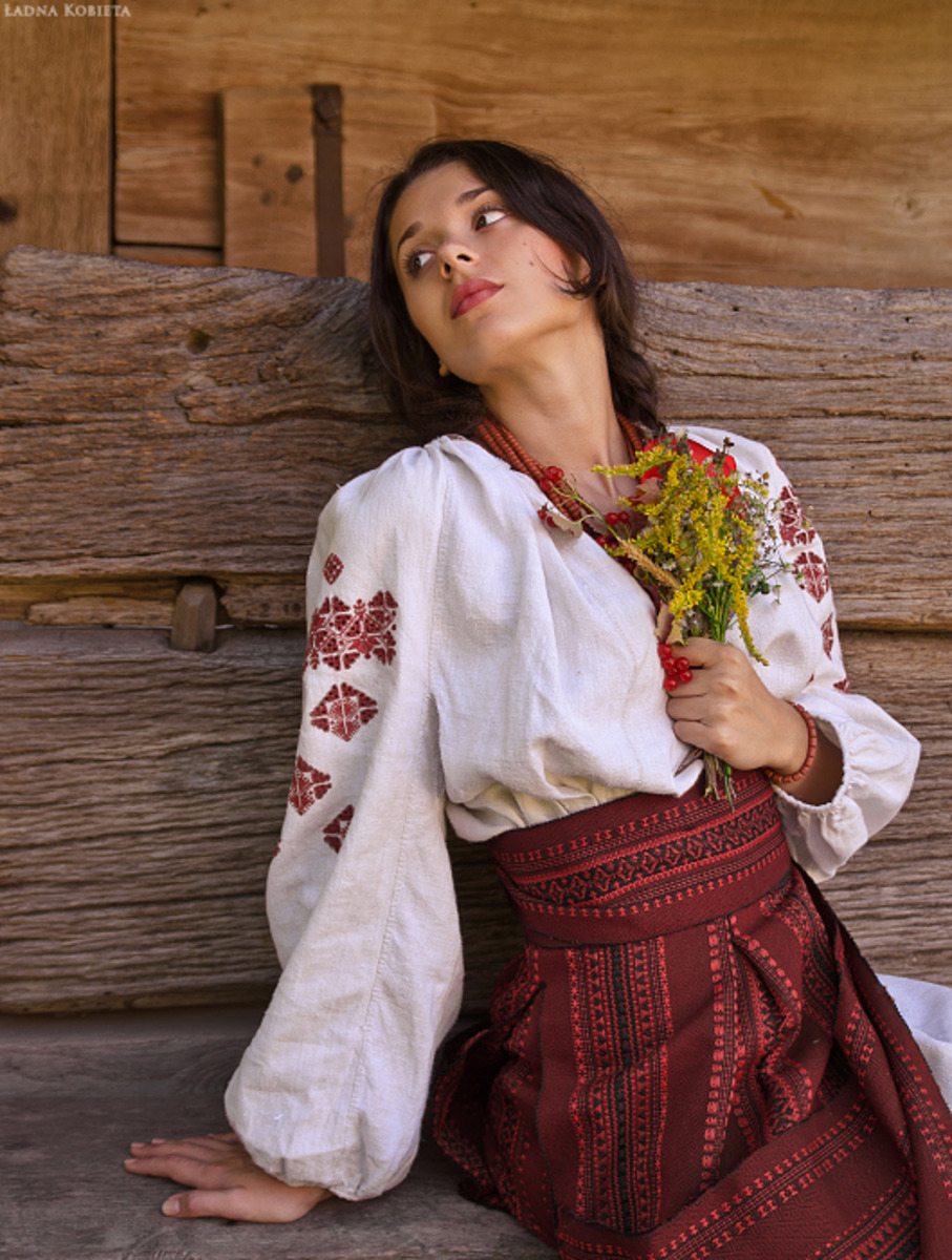 Girls in Slavic costumes in Bangi