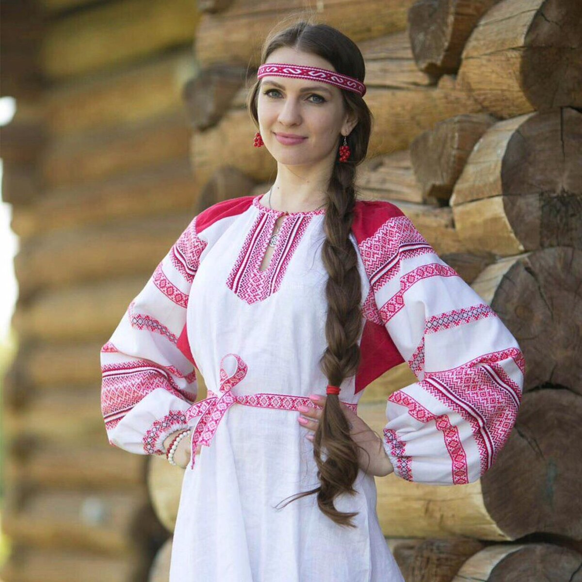 Girls in Slavic costumes in Bangi