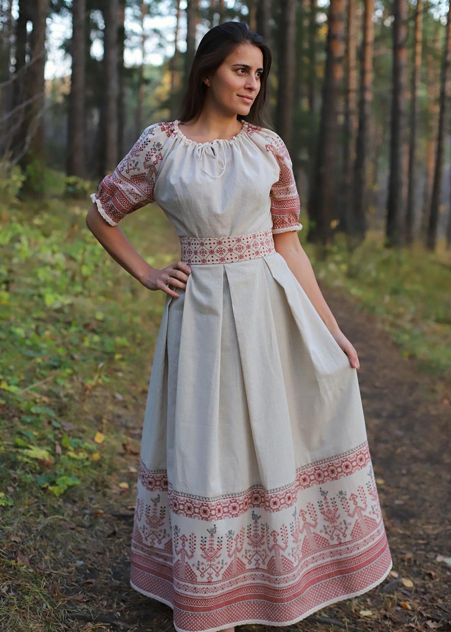 Girls in Slavic costumes in Bangi