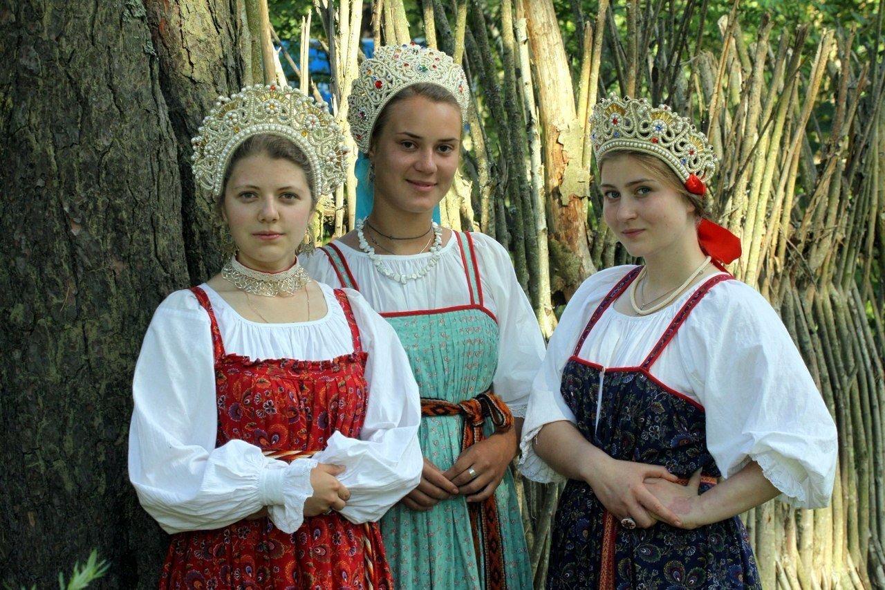 Sexy model Girls in Slavic costumes in Bangi