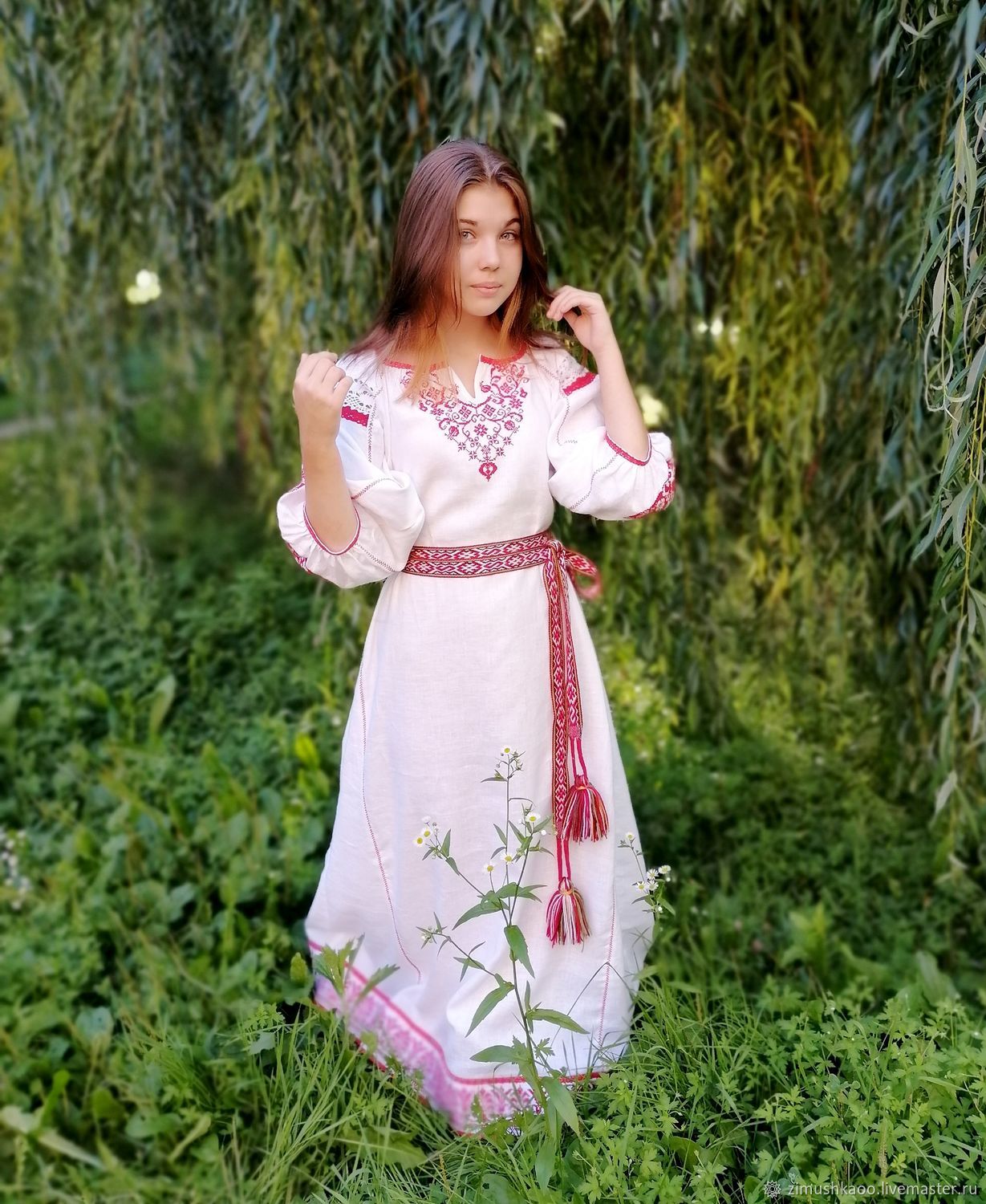 Girl Girls in Slavic costumes in Bangi
